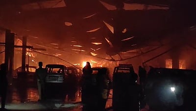 கோவையில் கார் ஷோரூமில் தீ: 15-க்கும் மேற்பட்ட கார்கள் எரிந்து நாசம்!